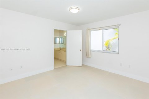 House in Hialeah Gardens, Florida 3 bedrooms, 132.29 sq.m. № 1826046 - photo 6