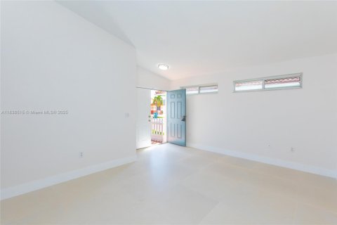 House in Hialeah Gardens, Florida 3 bedrooms, 132.29 sq.m. № 1826046 - photo 4