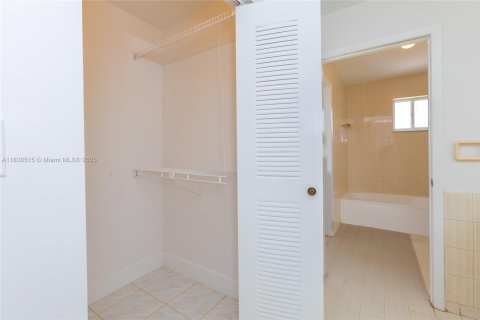House in Hialeah Gardens, Florida 3 bedrooms, 132.29 sq.m. № 1826046 - photo 14