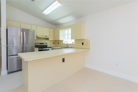 House in Hialeah Gardens, Florida 3 bedrooms, 132.29 sq.m. № 1826046 - photo 11
