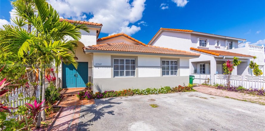 House in Hialeah Gardens, Florida 3 bedrooms, 132.29 sq.m. № 1826046