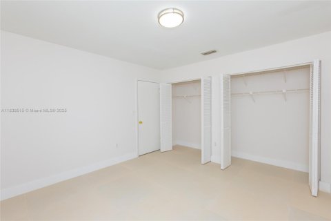 House in Hialeah Gardens, Florida 3 bedrooms, 132.29 sq.m. № 1826046 - photo 7