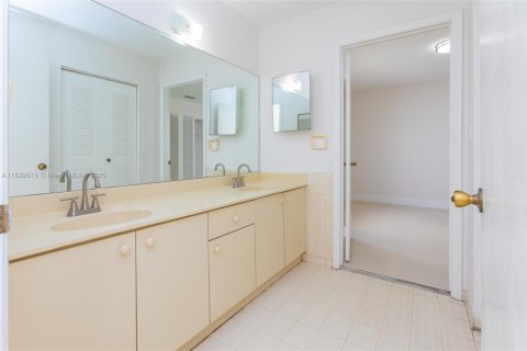 House in Hialeah Gardens, Florida 3 bedrooms, 132.29 sq.m. № 1826046 - photo 9