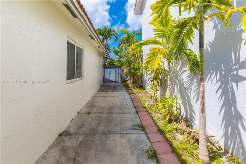 House in Hialeah Gardens, Florida 3 bedrooms, 132.29 sq.m. № 1826046 - photo 19