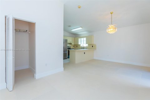 House in Hialeah Gardens, Florida 3 bedrooms, 132.29 sq.m. № 1826046 - photo 5