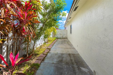House in Hialeah Gardens, Florida 3 bedrooms, 132.29 sq.m. № 1826046 - photo 18