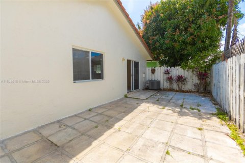House in Hialeah Gardens, Florida 3 bedrooms, 132.29 sq.m. № 1826046 - photo 17