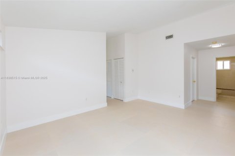 House in Hialeah Gardens, Florida 3 bedrooms, 132.29 sq.m. № 1826046 - photo 12