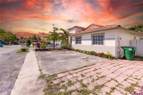 House in Hialeah Gardens, Florida 3 bedrooms, 132.29 sq.m. № 1826046 - photo 2