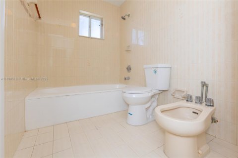 House in Hialeah Gardens, Florida 3 bedrooms, 132.29 sq.m. № 1826046 - photo 10