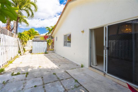House in Hialeah Gardens, Florida 3 bedrooms, 132.29 sq.m. № 1826046 - photo 16