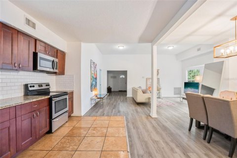 House in Tampa, Florida 5 bedrooms, 311.32 sq.m. № 1629461 - photo 9