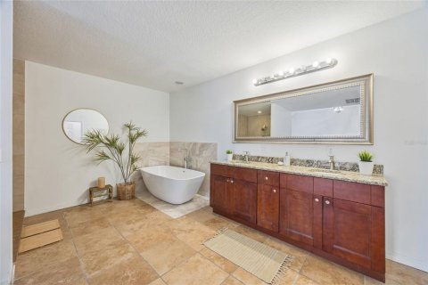 House in Tampa, Florida 5 bedrooms, 311.32 sq.m. № 1629461 - photo 15