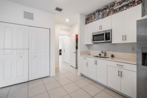 House in Miami, Florida 5 bedrooms, 311.13 sq.m. № 1942128 - photo 17