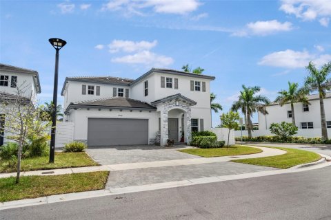 House in Miami, Florida 5 bedrooms, 311.13 sq.m. № 1942128 - photo 2