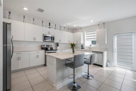 Casa en venta en Miami, Florida, 5 dormitorios, 311.13 m2 № 1942128 - foto 8