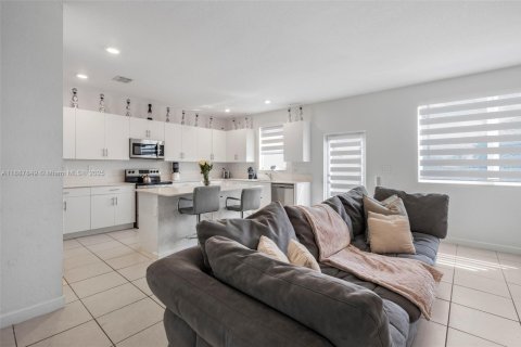 Casa en venta en Miami, Florida, 5 dormitorios, 311.13 m2 № 1942128 - foto 7