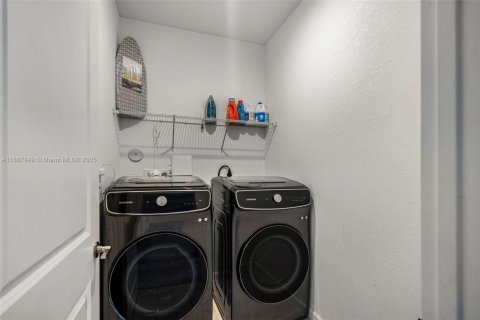 Casa en venta en Miami, Florida, 5 dormitorios, 311.13 m2 № 1942128 - foto 25