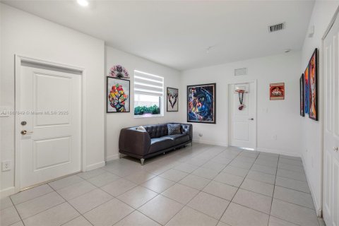 Casa en venta en Miami, Florida, 5 dormitorios, 311.13 m2 № 1942128 - foto 15