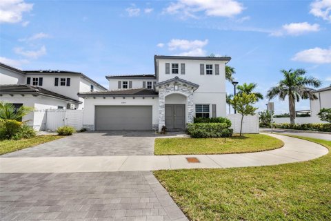 House in Miami, Florida 5 bedrooms, 311.13 sq.m. № 1942128 - photo 1