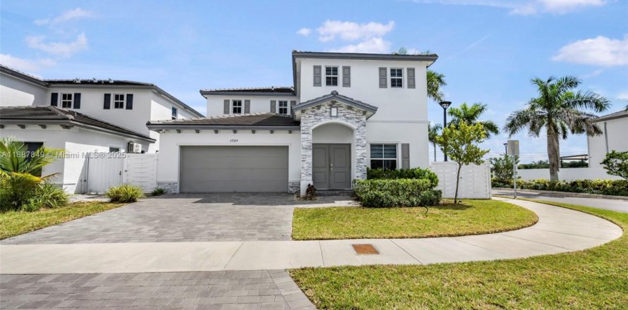 House in Miami, Florida 5 bedrooms, 311.13 sq.m. № 1942128