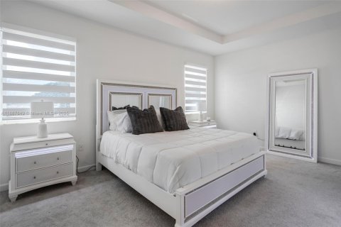 House in Miami, Florida 5 bedrooms, 311.13 sq.m. № 1942128 - photo 21