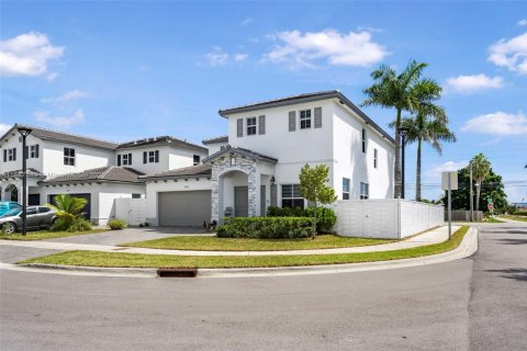 Casa en venta en Miami, Florida, 5 dormitorios, 311.13 m2 № 1942128 - foto 3