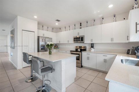 House in Miami, Florida 5 bedrooms, 311.13 sq.m. № 1942128 - photo 9