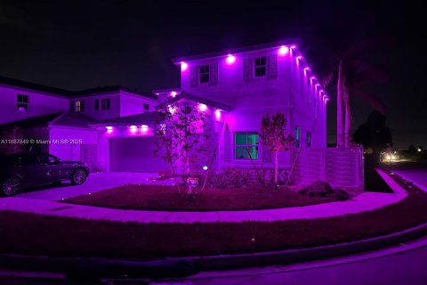 House in Miami, Florida 5 bedrooms, 311.13 sq.m. № 1942128 - photo 4