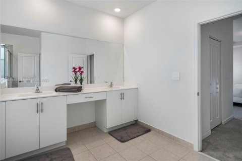 Casa en venta en Miami, Florida, 5 dormitorios, 311.13 m2 № 1942128 - foto 24