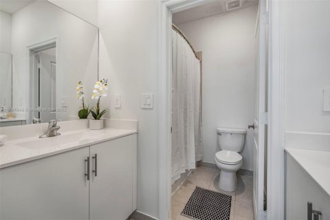 Casa en venta en Miami, Florida, 5 dormitorios, 311.13 m2 № 1942128 - foto 27
