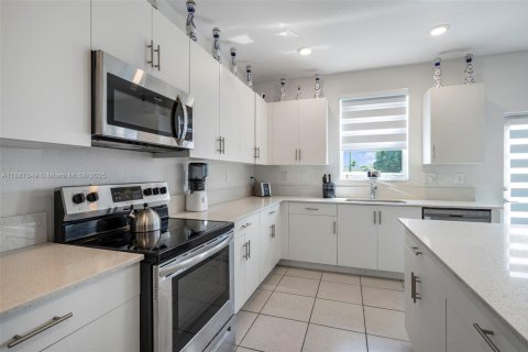 House in Miami, Florida 5 bedrooms, 311.13 sq.m. № 1942128 - photo 10