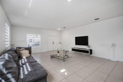 House in Miami, Florida 5 bedrooms, 311.13 sq.m. № 1942128 - photo 6