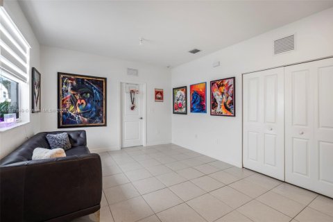 House in Miami, Florida 5 bedrooms, 311.13 sq.m. № 1942128 - photo 16