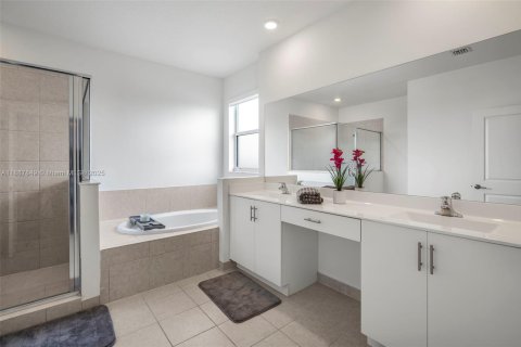 Casa en venta en Miami, Florida, 5 dormitorios, 311.13 m2 № 1942128 - foto 23