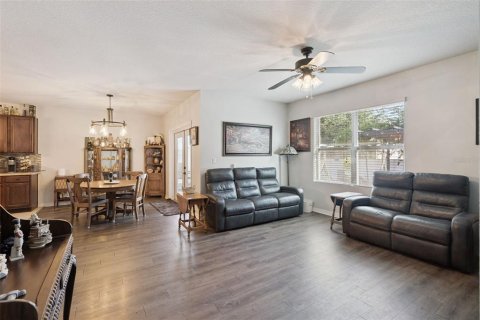 House in Auburndale, Florida 4 bedrooms, 173.45 sq.m. № 2151310 - photo 6