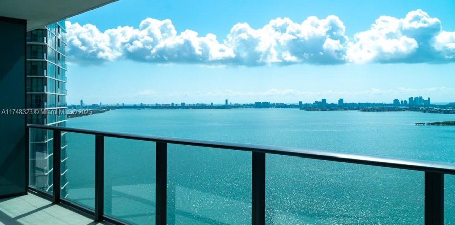 Condominio en Miami, Florida, 2 dormitorios  № 1980059