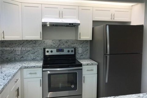 Copropriété à louer à Pembroke Pines, Floride: 1 chambre, 91.6 m2 № 1987251 - photo 10