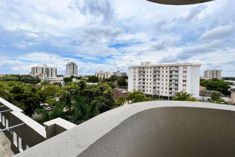 Condo in Coral Gables, Florida, 1 bedroom  № 2076615 - photo 9