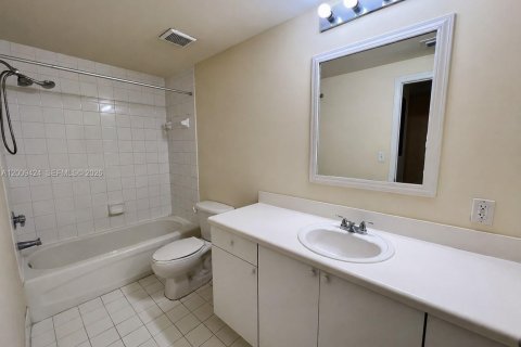 Condo in Coral Gables, Florida, 1 bedroom  № 2076615 - photo 7