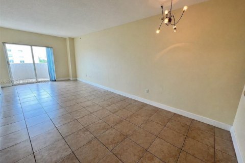 Condo in Coral Gables, Florida, 1 bedroom  № 2076615 - photo 2