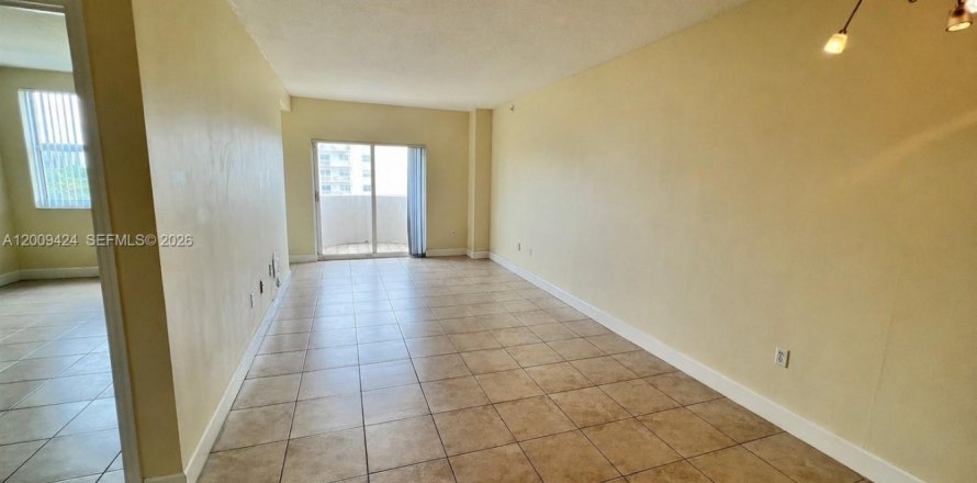Condo in Coral Gables, Florida, 1 bedroom  № 2076615