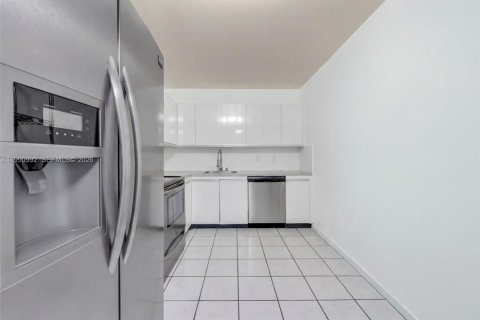 Купить кондоминиум в Халландейл-Бич, Флорида 2 спальни, 118.91м2, № 2055779 - фото 7