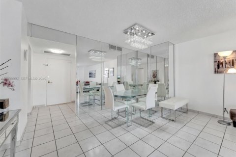 Купить кондоминиум в Халландейл-Бич, Флорида 2 спальни, 118.91м2, № 2055779 - фото 5