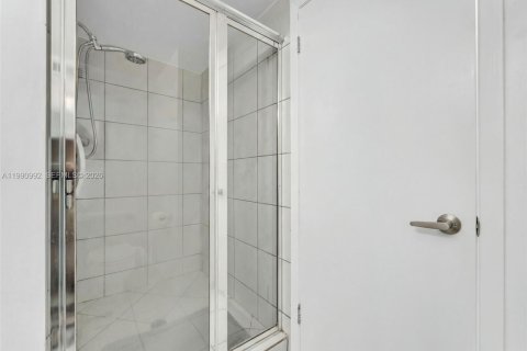 Купить кондоминиум в Халландейл-Бич, Флорида 2 спальни, 118.91м2, № 2055779 - фото 16