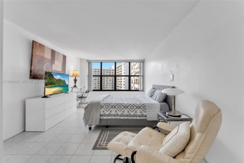 Купить кондоминиум в Халландейл-Бич, Флорида 2 спальни, 118.91м2, № 2055779 - фото 9