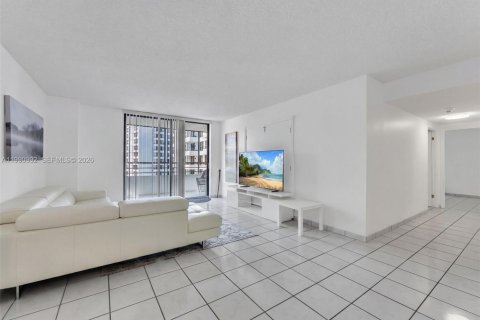 Купить кондоминиум в Халландейл-Бич, Флорида 2 спальни, 118.91м2, № 2055779 - фото 8