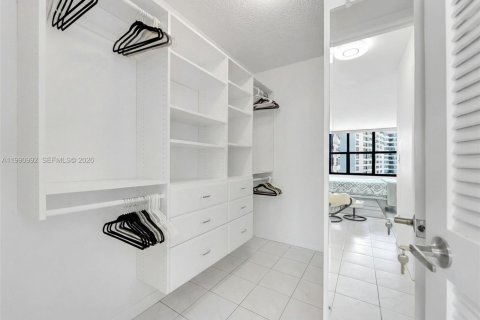 Купить кондоминиум в Халландейл-Бич, Флорида 2 спальни, 118.91м2, № 2055779 - фото 12