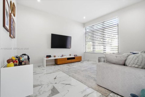 Купить виллу или дом в Дорал, Флорида 5 спален, 412.86м2, № 1999593 - фото 8