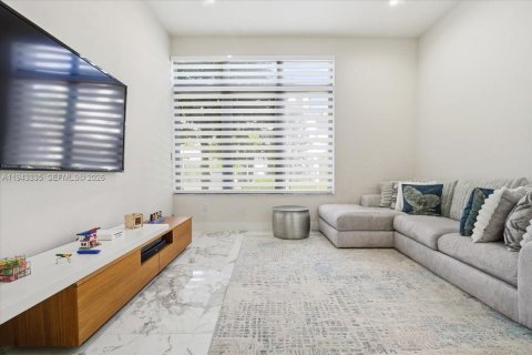 Купить виллу или дом в Дорал, Флорида 5 спален, 412.86м2, № 1999593 - фото 9